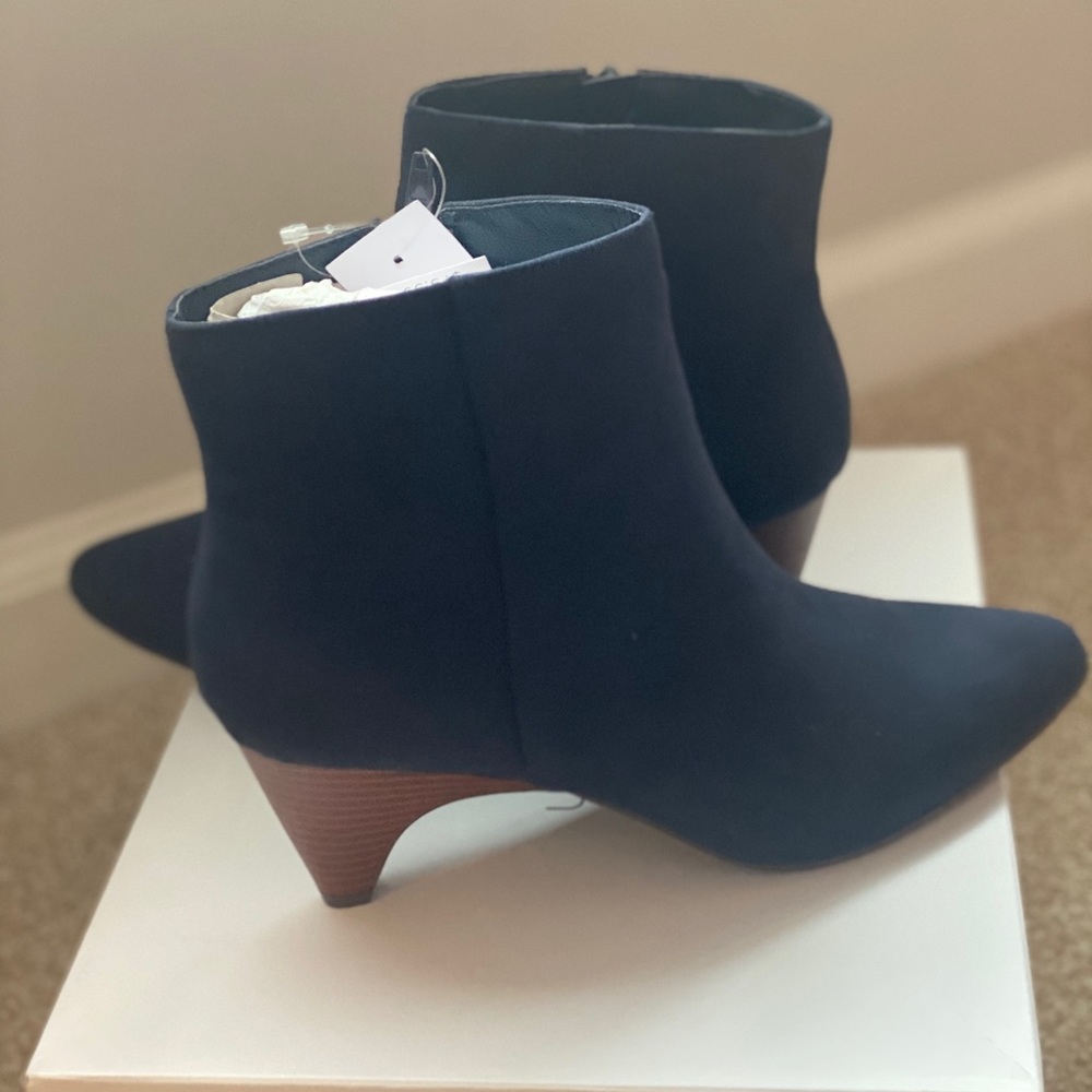 Navy blue size 10 women’s ankle boots.